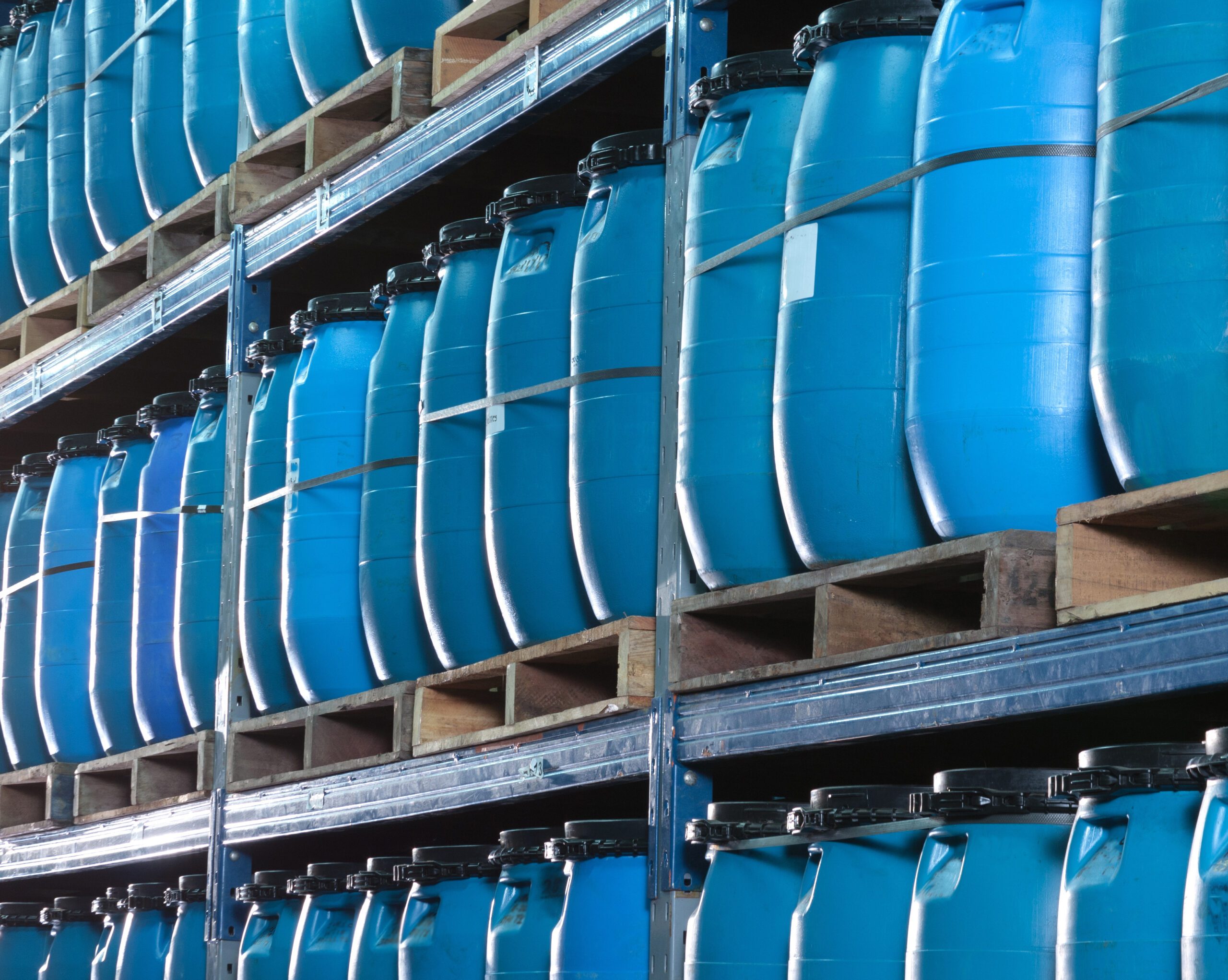 Storage containers for liquid chemicals